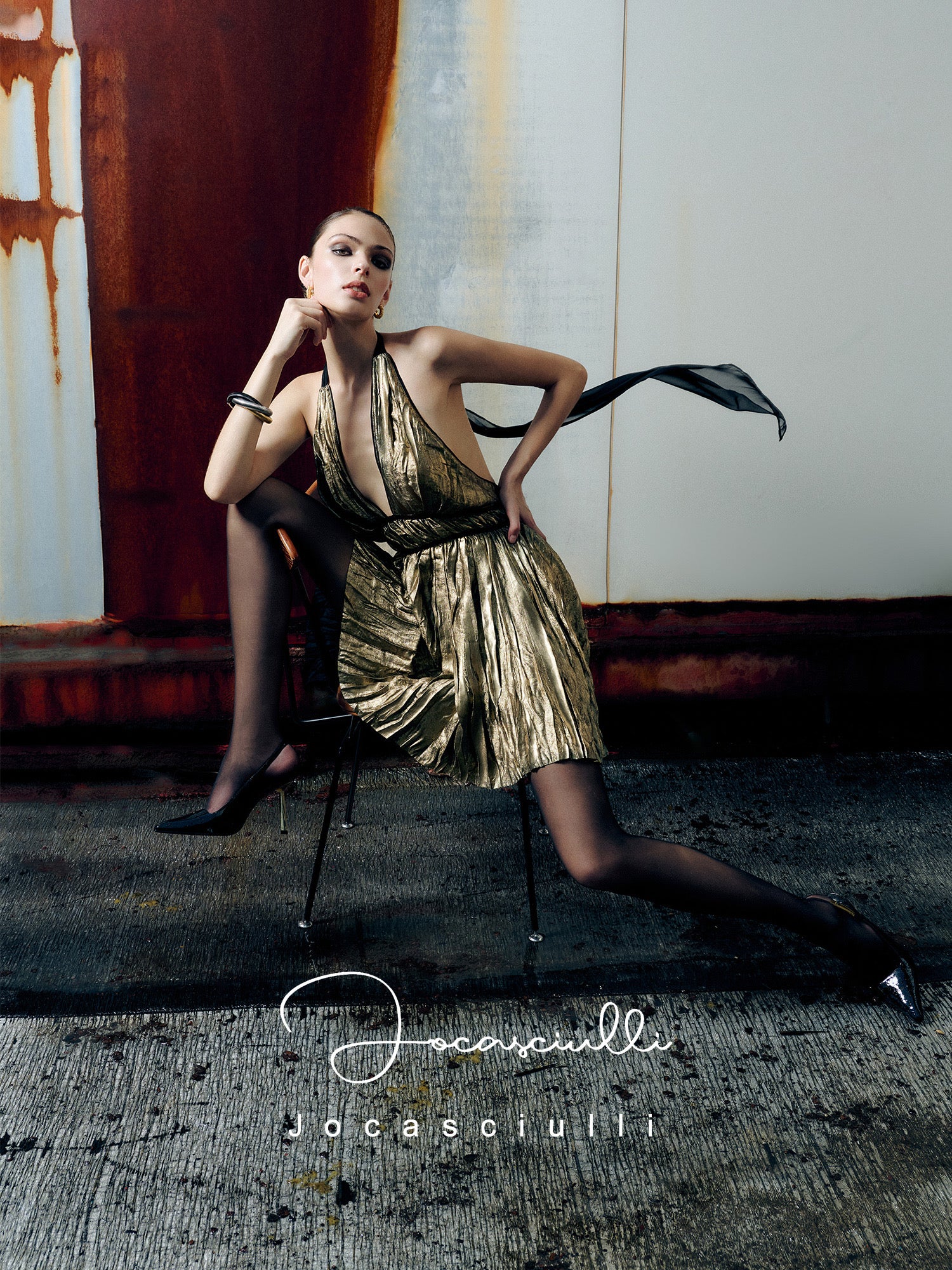 LUCKY DRESS original gilded metallic European and American style light luxury halter neck back tie deep V pleated dress