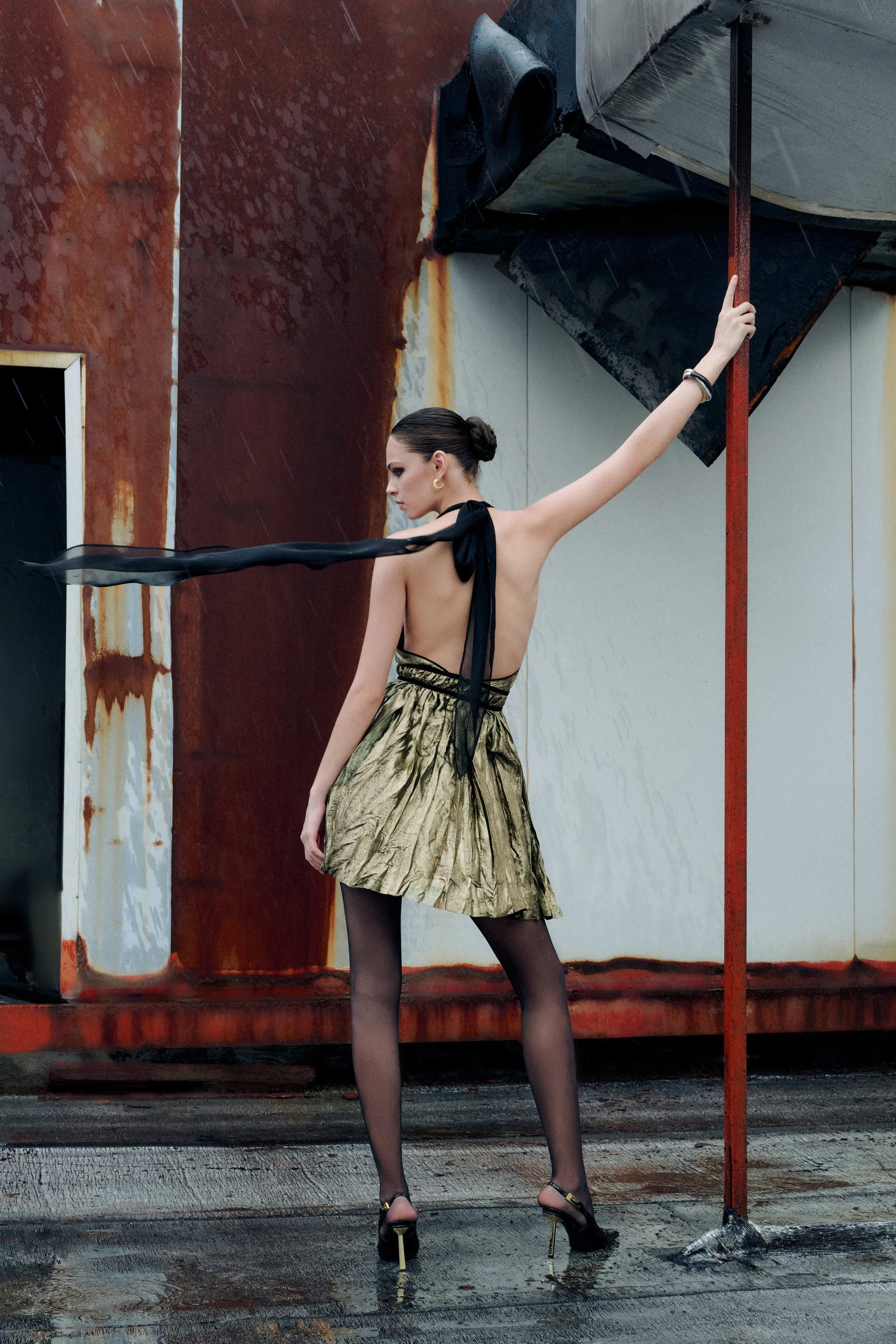 LUCKY DRESS original gilded metallic European and American style light luxury halter neck back tie deep V pleated dress